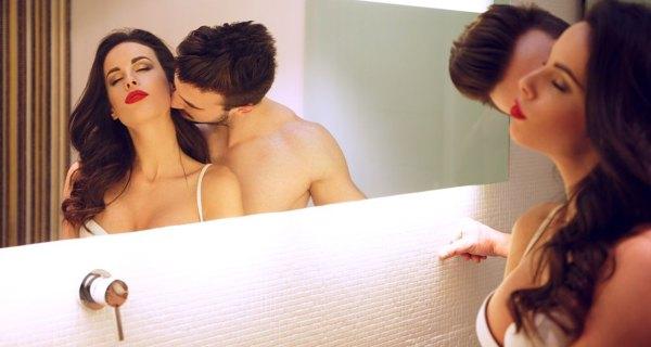 sex-in-front-of-the-mirror